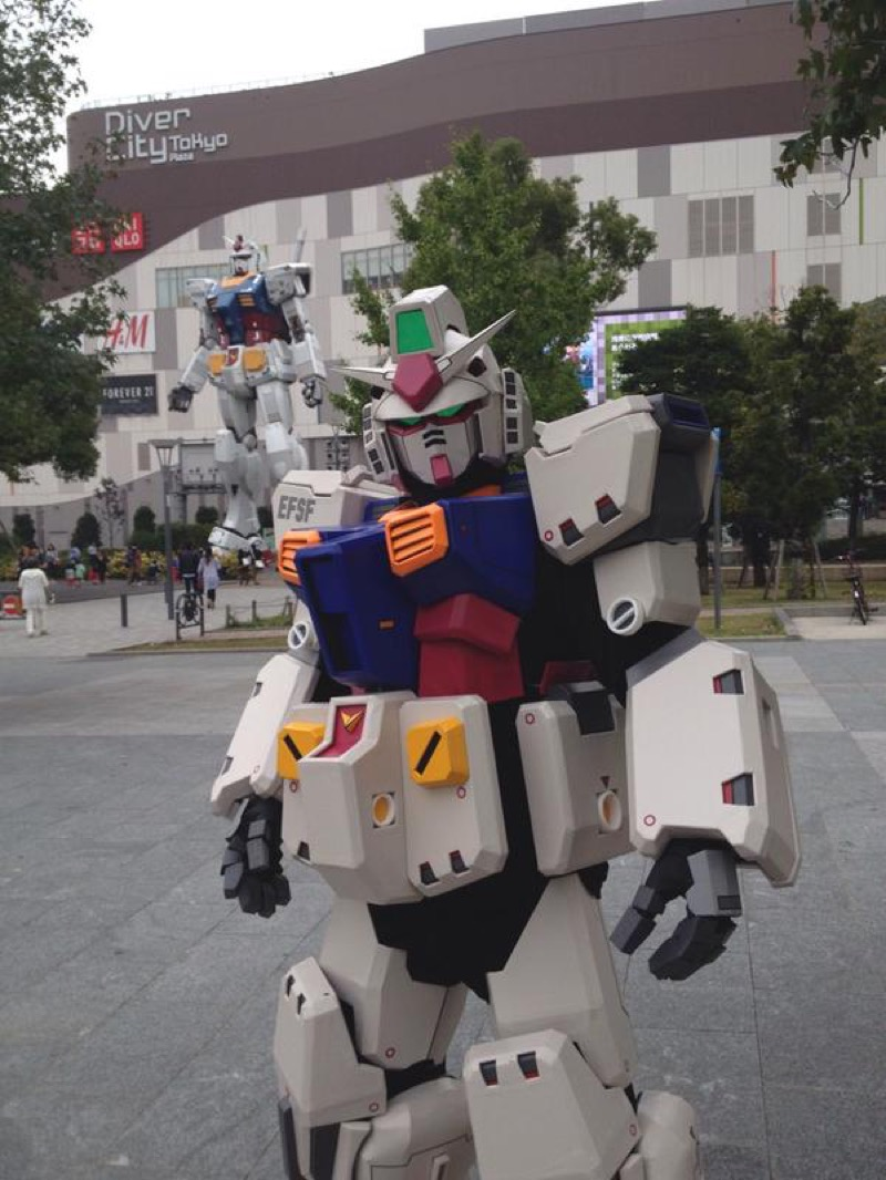 Illustration for article titled Damn, This Gundam Cosplay Is Clever
